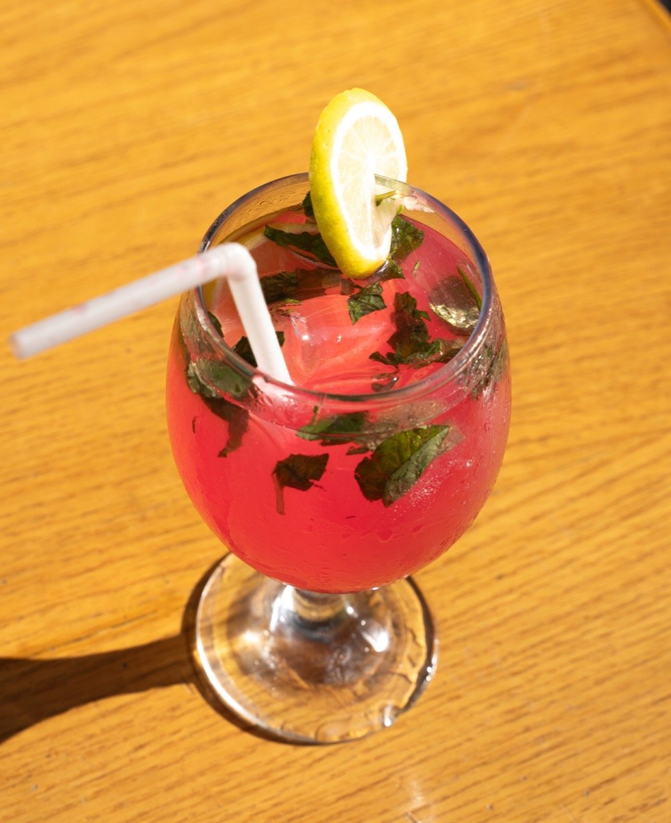 Raspberry mocktail with mint and a lemon slice